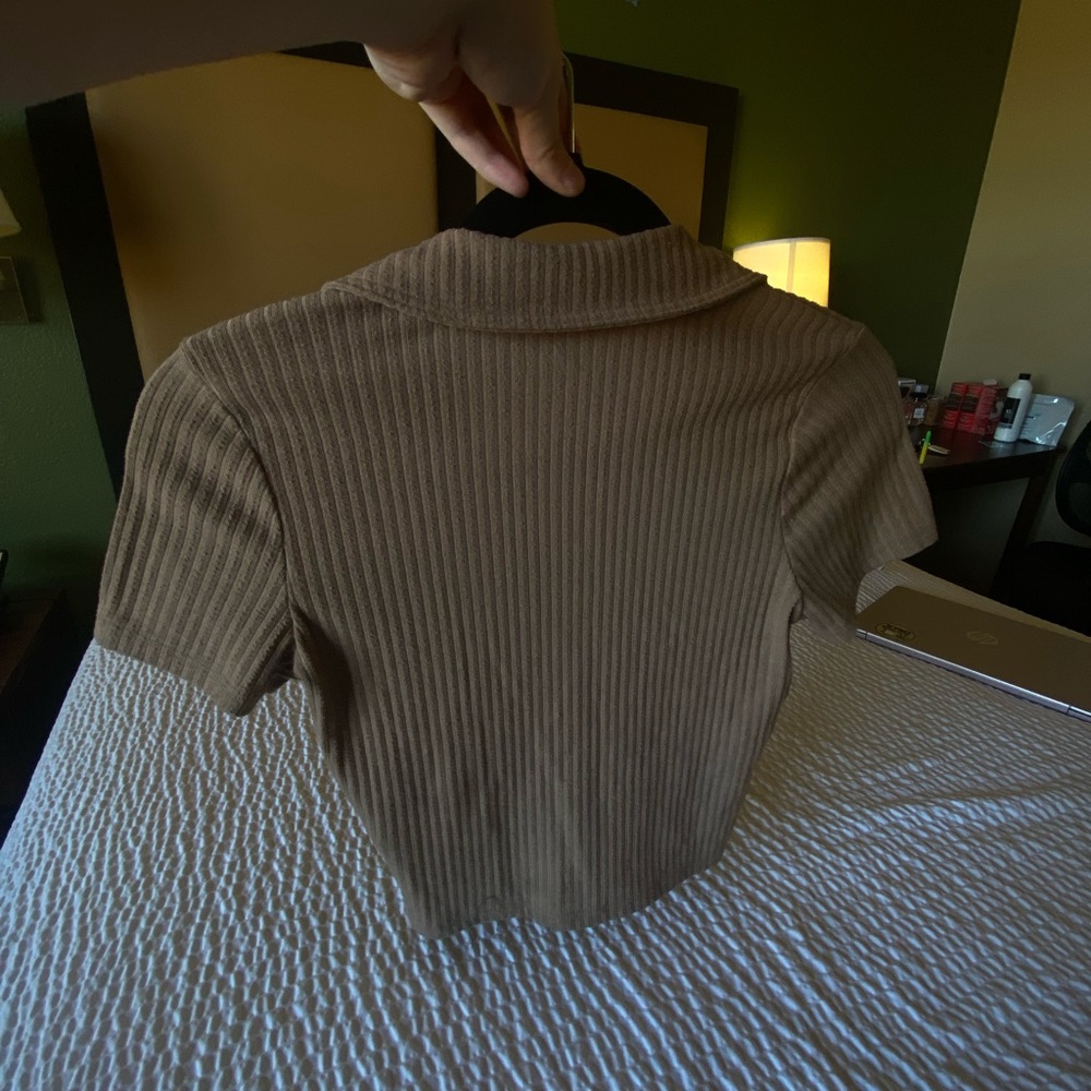 Hollister Ribbed Beige Collared Tee - Picture 4 of 5